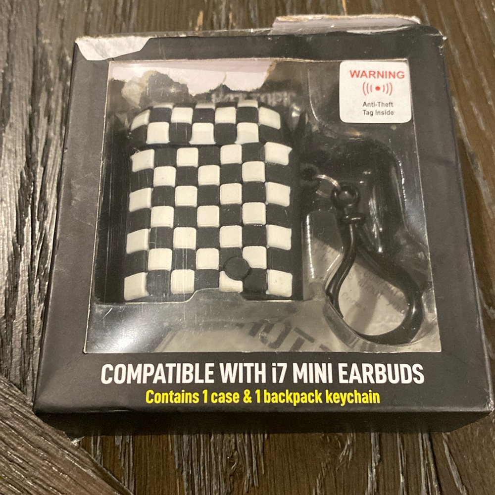 Hot topic i7 mini earbuds case and backpack keychain